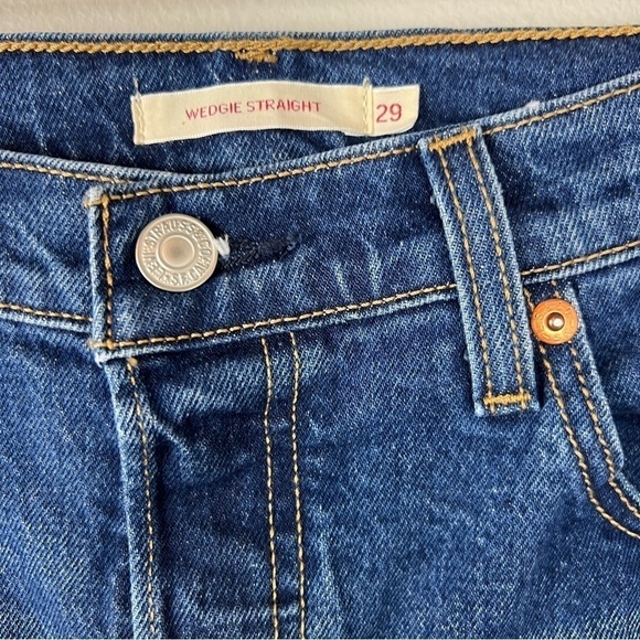 Levi’s Wedgie Straight Raw Hem Jeans - Picture 4 of 5